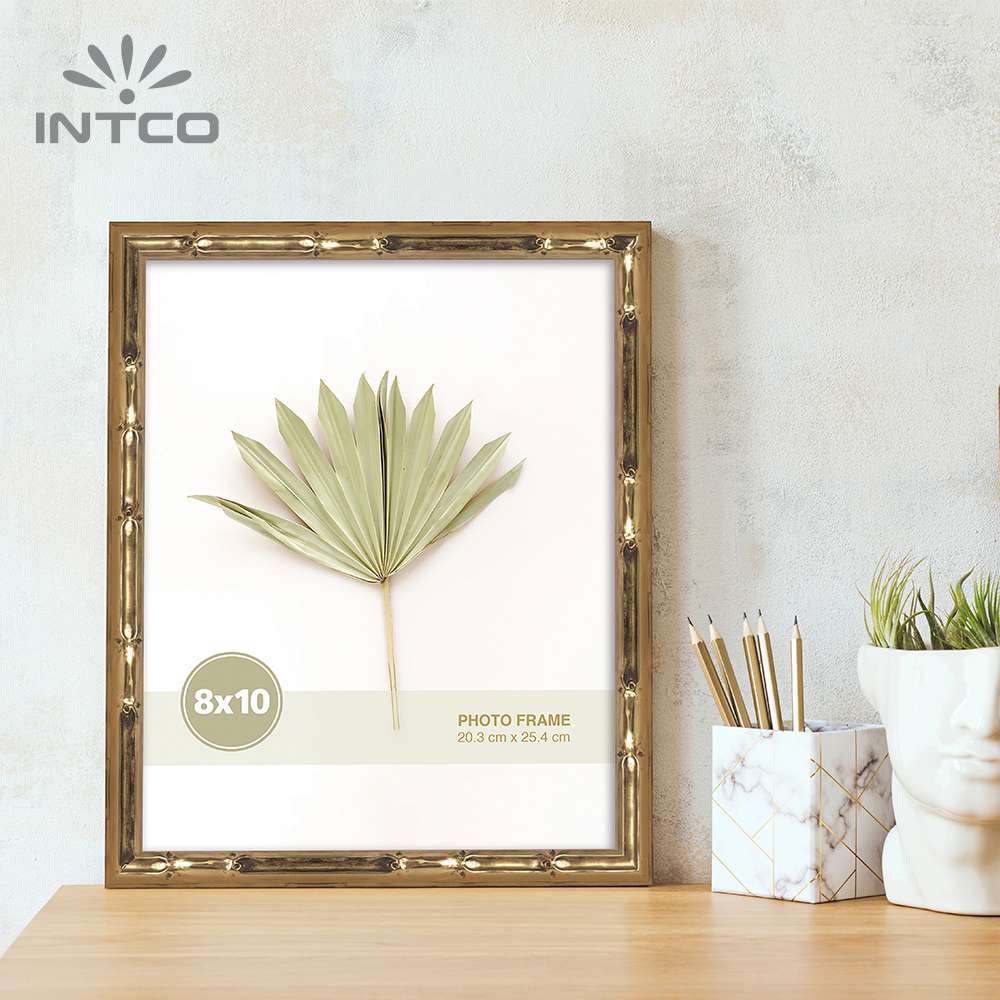 the Vintage Bamboo's tropical styling photo frame can turn an ordinary photo into an extraordinary focal point